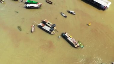 Yazın güneşli bir günde, Asya, Vietnam, Mekong Delta, Can Tho 'da Cai Rang Yüzen Market' in işi.