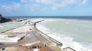 Saint-Valery-en-Caux 'daki La Tempete, Avrupa, Fransa, Normandiya, Seine Denizcilik' teki yüksek gelgitler sırasında, güneşli bir günde, Fecamp ve Dieppe 'ye doğru.