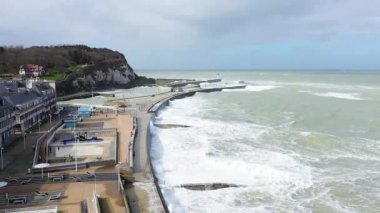 Saint-Valery-en-Caux 'daki La Tempete, Avrupa, Fransa, Normandiya, Seine Denizcilik' teki yüksek gelgitler sırasında, güneşli bir günde, Fecamp ve Dieppe 'ye doğru.