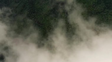 Yazın güneşli bir günde Banaue 'ye doğru yeşil ormanlar, Asya, Filipinler, Ifugao, Luzon üzerindeki bulutlar..