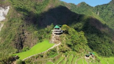 Yeşil UNESCO, güneşli bir yaz gününde Banaue 'ye doğru Batad, Asya, Filipinler, Ifugao, Luzon pirinç tarlalarını terasa çıkardı..