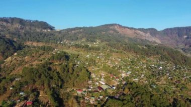 Bontoc şehri, pirinç tarlalarının üzerinde ve dağlarda, Asya, Filipinler, Ifugao, Luzon, güneşli bir yaz gününde, Banaue 'ya doğru..