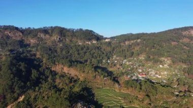 Bontoc şehri, pirinç tarlalarının üzerinde ve dağlarda, Asya, Filipinler, Ifugao, Luzon, güneşli bir yaz gününde, Banaue 'ya doğru..