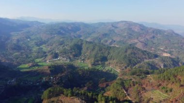 Yeşil dağlarla çevrili Banaue şehri, Asya, Filipinler, Ifugao, Luzon, güneşli bir yaz gününde.