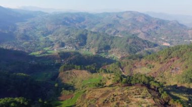 Yeşil dağlarla çevrili Banaue şehri, Asya, Filipinler, Ifugao, Luzon, güneşli bir yaz gününde.