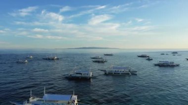 Yazın güneşli bir günde sahilde, Asya 'da, Filipinler' de Bohol Adası 'nda, Panglao' da demirlemiş tekneler..