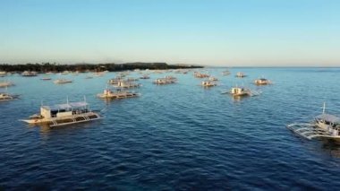 Yazın güneşli bir günde sahilde, Asya 'da, Filipinler' de Bohol Adası 'nda, Panglao' da demirlemiş tekneler..