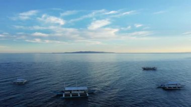 Yazın güneşli bir günde sahilde, Asya 'da, Filipinler' de Bohol Adası 'nda, Panglao' da demirlemiş tekneler..