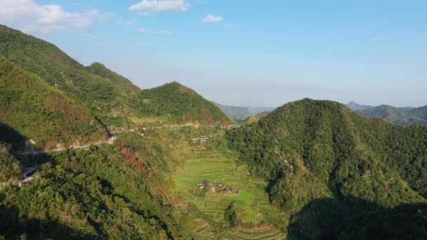 在阳光明媚的夏天 绿山环抱的稻田 菲律宾 伊富高 向着巴瑙而去 — 图库视频影像
