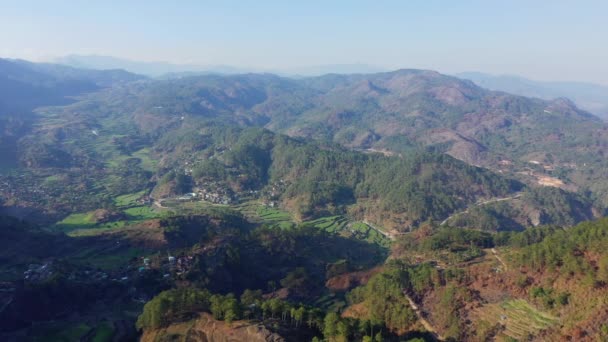 在一个阳光明媚的夏天 巴瑙城的稻田被青山环抱着 菲律宾 伊富高 — 图库视频影像