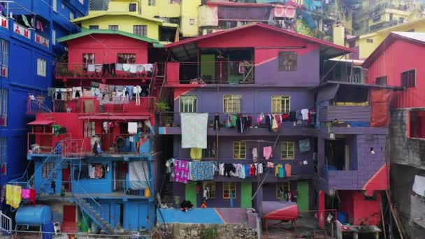 在阳光明媚的夏日 位于菲律宾巴吉奥市中心 吕宋的本格特的彩色山谷向巴瑙城飞去 — 图库视频影像