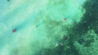 Yazın güneşli bir günde, kumlu sahil, Asya, Filipinler, Bohol Adası, Panglao 'da demirlemiş gemiler..