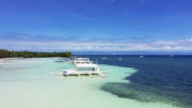 Yazın güneşli bir günde, kumlu sahil, Asya, Filipinler, Bohol Adası, Panglao 'da demirlemiş gemiler..