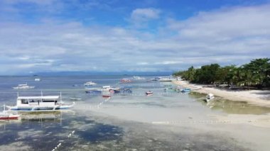 Yazın güneşli bir günde, kumlu sahil, Asya, Filipinler, Bohol Adası, Panglao 'da demirlemiş gemiler..