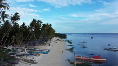 Kumlu plajları ve yeşil palmiye ağaçları ile Siquijor Adası, Asya, Filipinler, Bohol Adası, güneşli bir yaz gününde Panglao 'ya doğru.