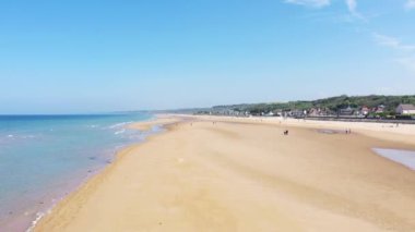 Yazın güneşli bir günde, Omaha sahilinin kumlu sahili, Avrupa, Fransa, Normandiya, Calvados.