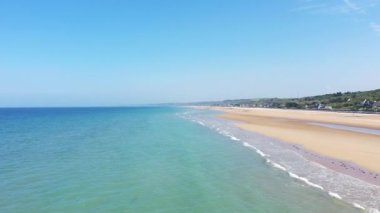 Yazın güneşli bir günde, Omaha sahilinin kumlu sahili, Avrupa, Fransa, Normandiya, Calvados.