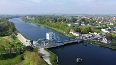 Pegasus Köprüsü, Pegasus Köprüsü, Avrupa, Fransa, Normandiya, Calvados, yazın, güneşli bir günde.