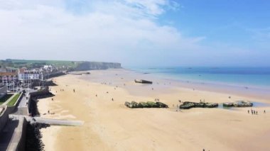 Arromanches-les-Bains Plajı, Avrupa, Fransa, Normandiya, Calvados, yazın, güneşli bir günde.