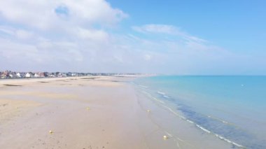Yazın güneşli bir günde Sword Beach, Avrupa, Fransa, Normandiya, Calvados 'un iniş sahili..