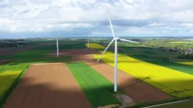 Yazın, güneşli bir günde, Avrupa, Fransa, Normandiya, Seine Denizcilik 'te, tecavüz tohumu ve arpa tarlalarıyla kırsal alanların ortasında rüzgar türbinleri oluşur..