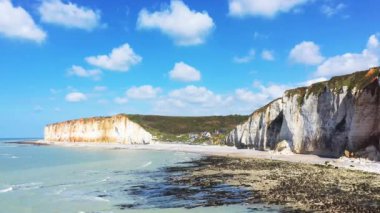 Les Petites Dalles, yazın güneşli bir günde Avrupa, Fransa, Normandiya, Seine Denizcilik 'te tebeşirle çevrili uçurumlarla çevrilidir..