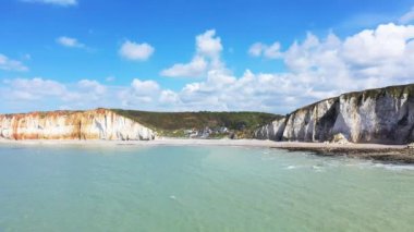 Les Petites Dalles, yazın güneşli bir günde Avrupa, Fransa, Normandiya, Seine Denizcilik 'te tebeşirle çevrili uçurumlarla çevrilidir..