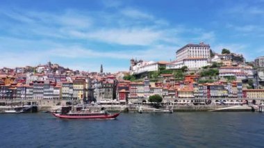 Porto şehrinin tarihi şehir merkezi, Avrupa 'da, Portekiz' de, Kuzey 'de, yazın güneşli bir günde.