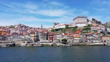 Porto şehrinin tarihi şehir merkezi, Avrupa 'da, Portekiz' de, Kuzey 'de, yazın güneşli bir günde.