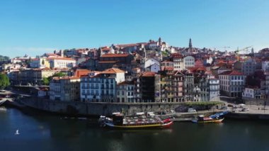 Porto şehrinin tarihi şehir merkezi, Avrupa 'da, Portekiz' de, Kuzey 'de, yazın güneşli bir günde.