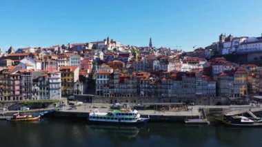 Porto şehrinin tarihi şehir merkezi, Avrupa 'da, Portekiz' de, Kuzey 'de, yazın güneşli bir günde.