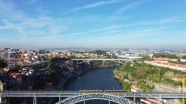 Yazın güneşli bir günde Porto, Avrupa, Portekiz, Kuzey 'in tarihi şehir merkezinde bulunan I. Luis Köprüsü..