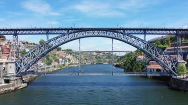 Yazın güneşli bir günde Porto, Avrupa, Portekiz, Kuzey 'in tarihi şehir merkezinde bulunan I. Luis Köprüsü..
