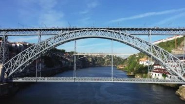 Yazın güneşli bir günde Porto, Avrupa, Portekiz, Kuzey 'in tarihi şehir merkezinde bulunan I. Luis Köprüsü..