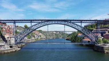 Yazın güneşli bir günde Porto, Avrupa, Portekiz, Kuzey 'in tarihi şehir merkezinde bulunan I. Luis Köprüsü..