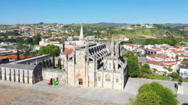 Batalha Katedrali, Avrupa, Portekiz, Merkez, Leiria, yazın güneşli bir günde.