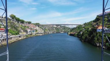 Yazın güneşli bir günde Porto, Avrupa, Portekiz, Kuzey 'in tarihi şehir merkezinde bulunan I. Luis Köprüsü..