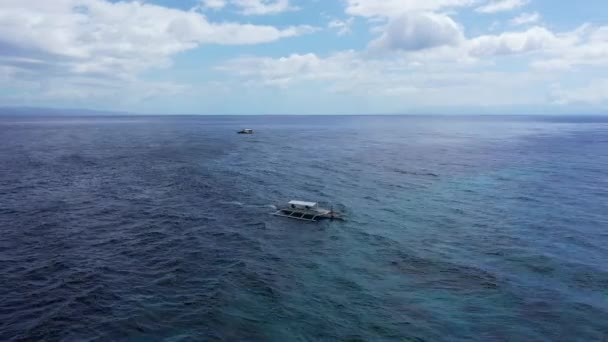 晴れた日の夏にボホール海 アジア フィリピン パングラオの真ん中にボート — ストック動画