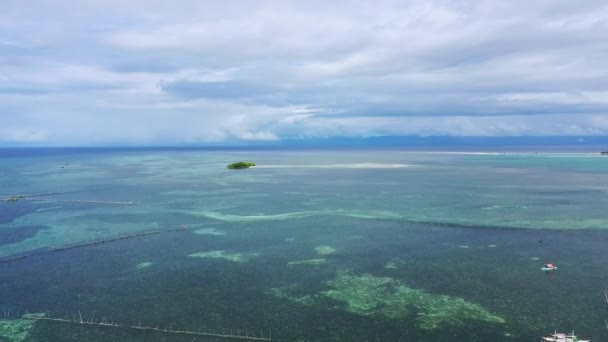 海の真ん中のプンプン島 アジア フィリピン ボホール島 パングラオ夏の晴れた日 — ストック動画