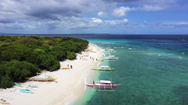 Lodě Kotvící Písečné Pláži Ostrova Balicasag Asie Filipíny Směrem Bohol — Stock video