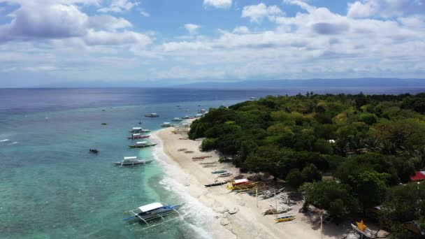 Lodě Kotvící Písečné Pláži Ostrova Balicasag Asie Filipíny Směrem Bohol — Stock video