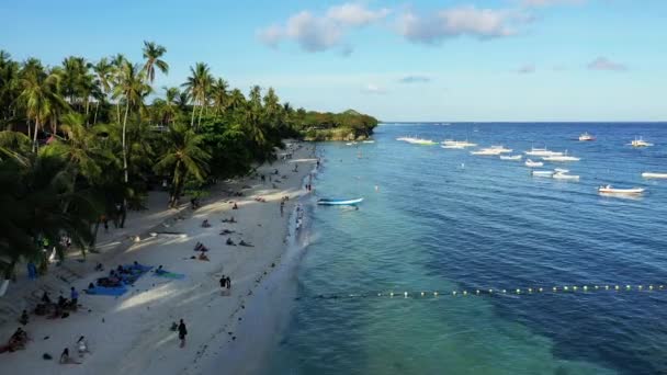砂浜の端に係留されたボート アジア フィリピン ボホール島 パングラオ 夏の晴れた日に — ストック動画