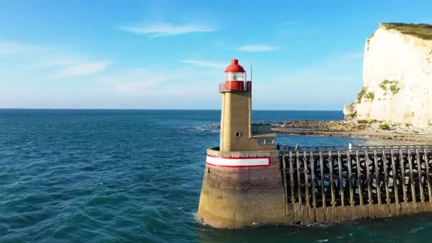 フェカンプ港への入り口の灯台 ヨーロッパ フランス ノルマンディー セーヌ海 晴れた日に — ストック動画