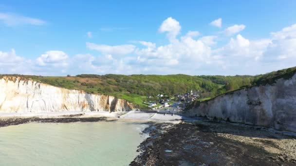 夏には晴れた日にはヨーロッパ フランス ノルマンディー セーヌ海のチョーク崖に囲まれたLes Grandes Dalles — ストック動画