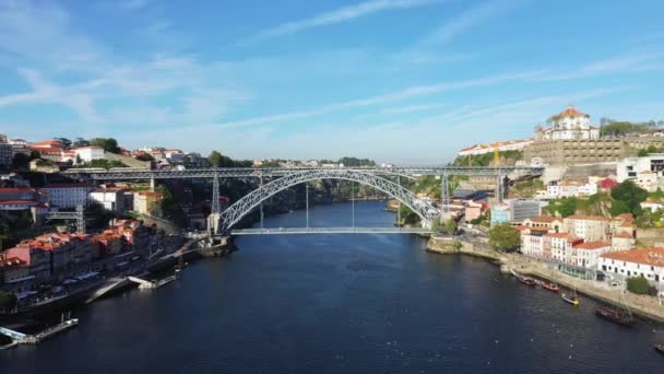 在阳光明媚的夏日 位于葡萄牙波尔图市历史中心的路易斯一号桥 — 图库视频影像