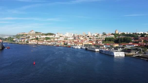 夏の晴れた日に ヨーロッパ ポルトガル 北のポルト市の歴史的な都市の中心部にあるルイスI橋 — ストック動画