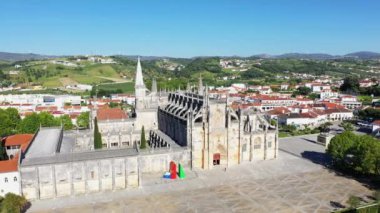 Batalha Katedrali, Avrupa, Portekiz, Merkez, Leiria, yazın güneşli bir günde.