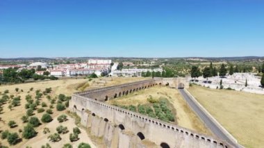 Elvas Aqueduct, Avrupa, Portekiz, Alentejo, Portalegre, güneşli bir yaz gününde.