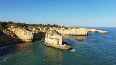 Güzel Algarve kıyıları, Avrupa, Portekiz, Algarve 'nin kayalıkları, güneşli bir yaz gününde Albufeira' ya doğru..