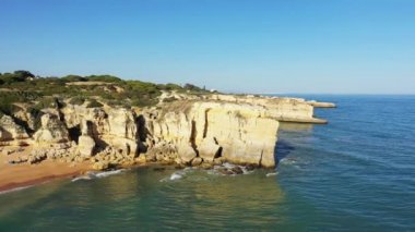 Güzel Algarve kıyıları, Avrupa, Portekiz, Algarve 'nin kayalıkları, güneşli bir yaz gününde Albufeira' ya doğru..